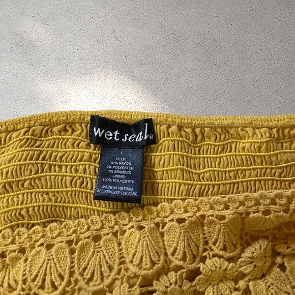 !! DO NOT BUY !! Wet Seal Yellow Crochet Tube Top - Picture 2 of 2